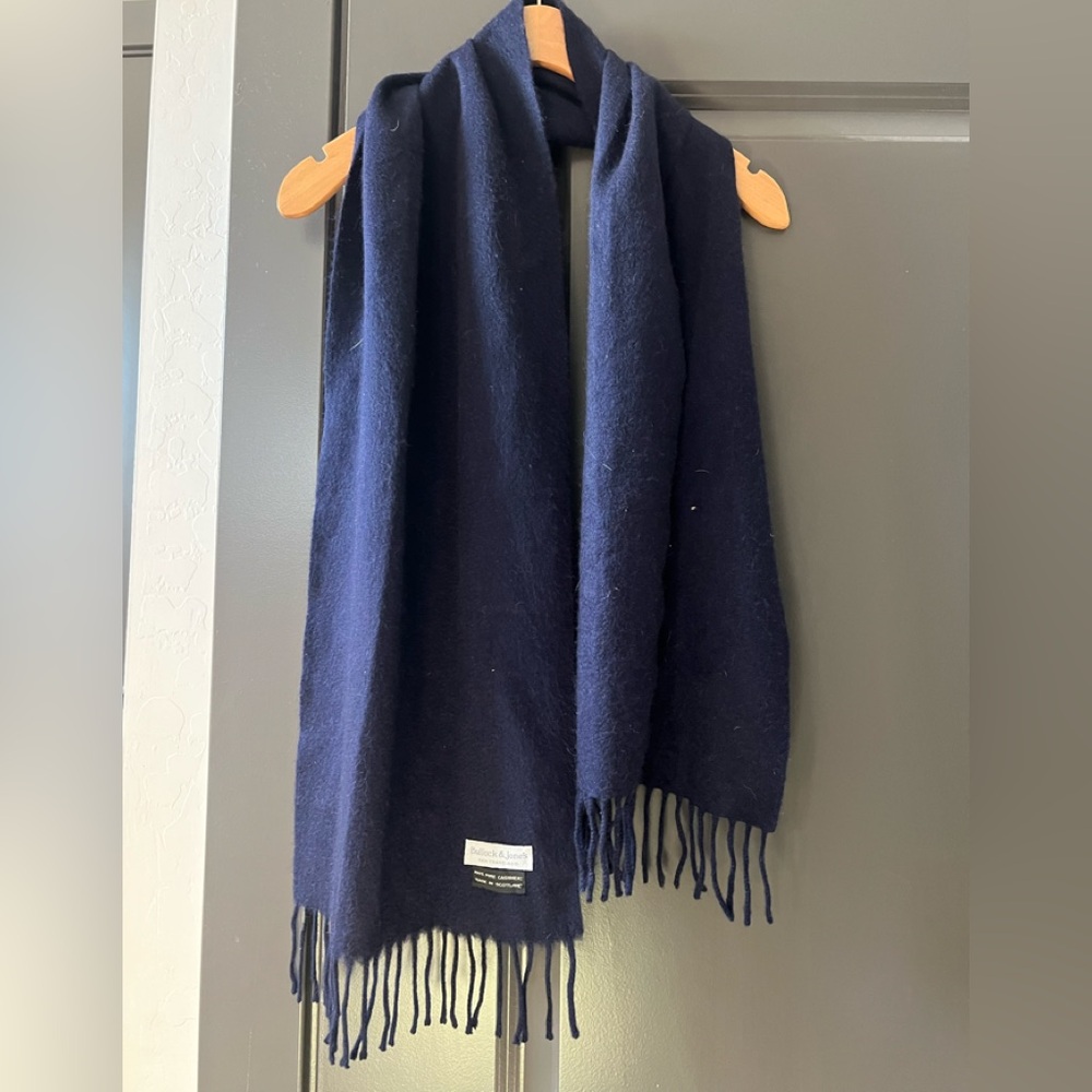 Bullock and Jones 100% cashmere Scarf navy blue